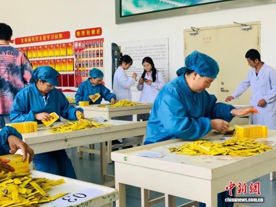 ͼΪ�ຣĳ��ҩ��ҵԱ�����ڷ�װ��ҩ�����ຣʡҽ�Ʊ��Ͼֹ�ͼ