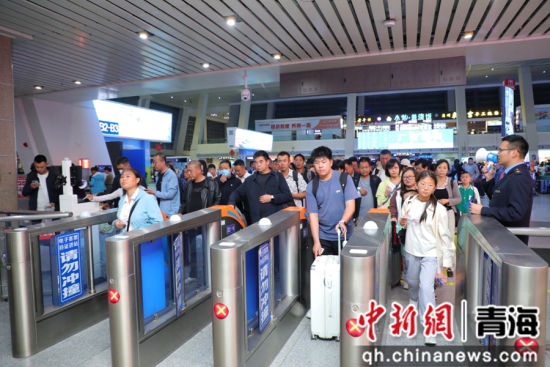 ͼΪ�ÿ���������վ�ŶӼ�Ʊ�� ��ؼ��Ź�˾��ͼ