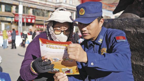 玉树藏族自治州消防救援支队宣传员为群众讲解消防安全知识。省消防救援总队供图 玉树藏族自治州消防救援支队宣传员为群众讲解消防安全知识。省消防救援总队供图