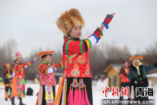 图互助县卓扎滩原生态景区,身着节日盛装的村民跳起了安昭舞。 张忠苹摄 图互助县卓扎滩原生态景区,身着节日盛装的村民跳起了安昭舞。 张忠苹摄