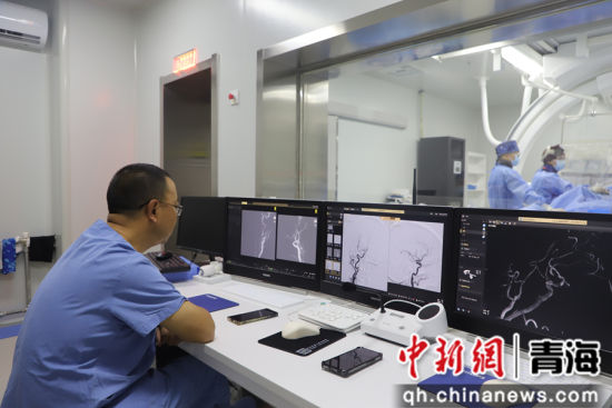 图为飞利浦双球管数字减影血管造影机手术应用现场。西宁市第一人民医院眼供图 图为飞利浦双球管数字减影血管造影机手术应用现场。西宁市第一人民医院眼供图