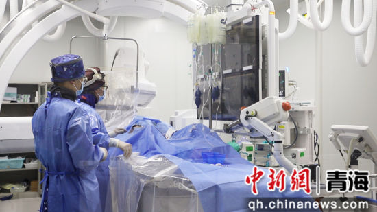 图为飞利浦双球管数字减影血管造影机手术应用现场。西宁市第一人民医院眼供图 图为飞利浦双球管数字减影血管造影机手术应用现场。西宁市第一人民医院眼供图