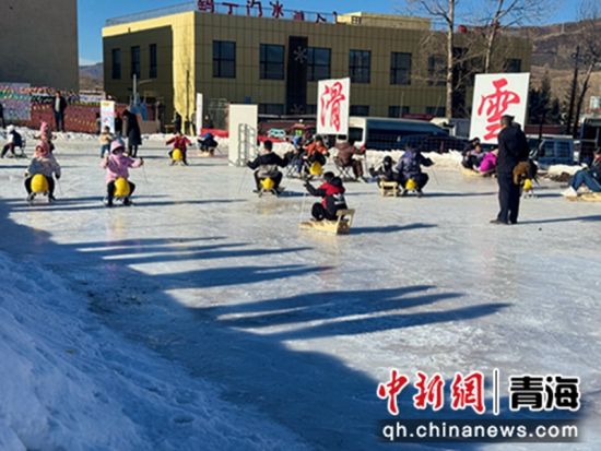 图为民众滑冰。活动主办方 供图 图为民众滑冰。活动主办方 供图