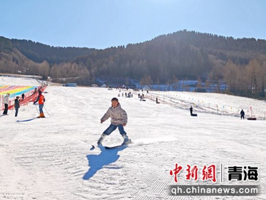 图为滑雪爱好者滑雪。活动主办方 供图 图为滑雪爱好者滑雪。活动主办方 供图