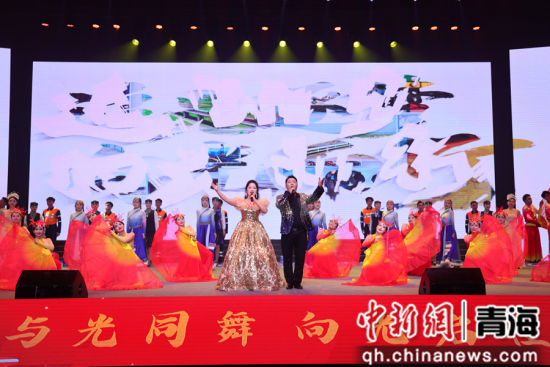 图为活动现场。文艺表演环节。 周悦翔摄 图为活动现场。文艺表演环节。 周悦翔摄