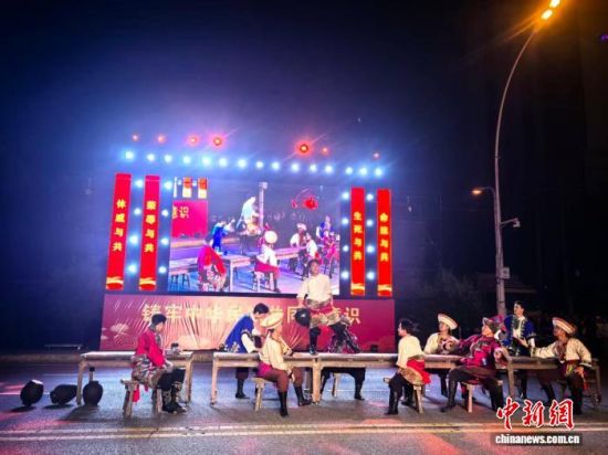 资料图为青海省民族团结进步宣传月启动仪式现场的舞蹈表演。祁绣娟摄 资料图为青海省民族团结进步宣传月启动仪式现场的舞蹈表演。祁绣娟摄