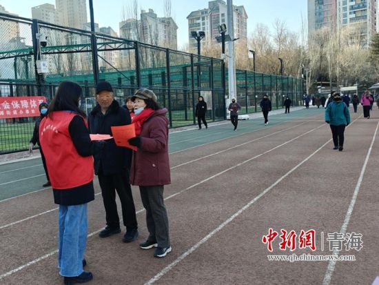 ͼΪ����������Ա�ڹ㳡�Ϸַ�ҽ�������������ϡ���ɽ��������ͼ