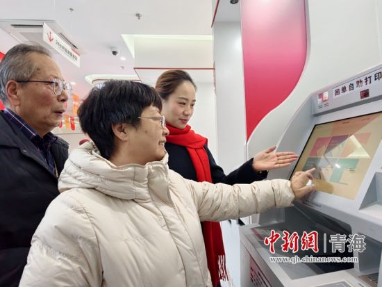 图为市民体验网点新设备。李隽 摄 图为市民体验网点新设备。李隽 摄