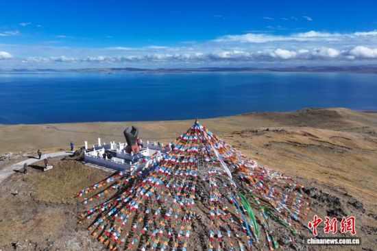 资料图为位于青海省果洛藏族自治州玛多县的黄河源头鄂陵湖。马铭言 摄 资料图为位于青海省果洛藏族自治州玛多县的黄河源头鄂陵湖。马铭言 摄