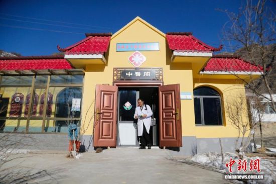 资料图为青海省西宁市湟源县东峡乡下脖项村,乡村医生背着药箱外出问诊。 马铭言 摄 资料图为青海省西宁市湟源县东峡乡下脖项村,乡村医生背着药箱外出问诊。 马铭言 摄