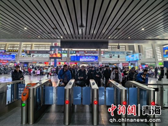 图为乘客在西宁火车站准备进站乘车。 张炜摄 图为乘客在西宁火车站准备进站乘车。 张炜摄