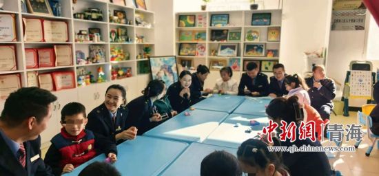 图为“弘扬青藏铁路精神 用爱点亮‘星星的孩子’世界”为主题党日活动现场。 刘滨摄 图为“弘扬青藏铁路精神 用爱点亮‘星星的孩子’世界”为主题党日活动现场。 刘滨摄