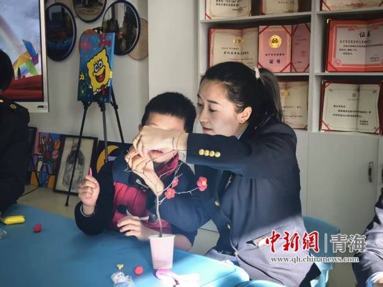 图为主题党日活动现场,暖心手工互动环节。 刘滨摄 图为主题党日活动现场,暖心手工互动环节。 刘滨摄