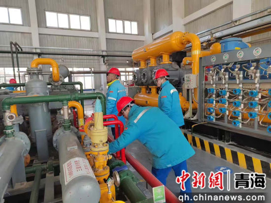 图为格尔木LNG工厂副厂长刘庭明带领维护班人员正在对BOG压缩机进行震后安全检查。青海公司 供图 图为格尔木LNG工厂副厂长刘庭明带领维护班人员正在对BOG压缩机进行震后安全检查。青海公司 供图