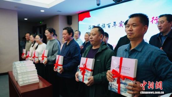 图为赠书现场。东主才让 摄 图为赠书现场。东主才让 摄