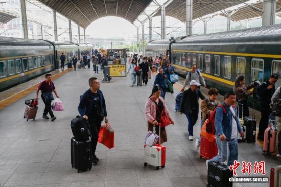 资料图为旅客在青海西宁火车站乘车。 马铭言摄 资料图为旅客在青海西宁火车站乘车。 马铭言摄