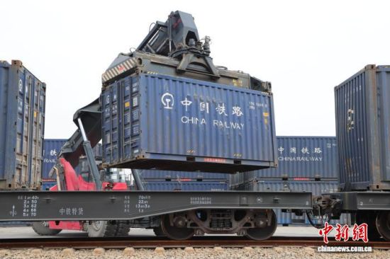 资料图为双寨铁路货场内,作业人员正在对物资专列进行装车。 周悦翔摄 资料图为双寨铁路货场内,作业人员正在对物资专列进行装车。 周悦翔摄