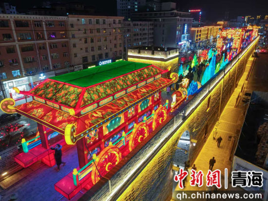 资料图为航拍“宁宁协作·合源和美”第三届青海丹噶尔双宁双灯展暨第40届中国·秦淮灯会丹噶尔古城分会场内,灯彩璀璨。(无人机照片) 马铭言摄 资料图为航拍“宁宁协作·合源和美”第三届青海丹噶尔双宁双灯展暨第40届中国·秦淮灯会丹噶尔古城分会场内,灯彩璀璨。(无人机照片) 马铭言摄