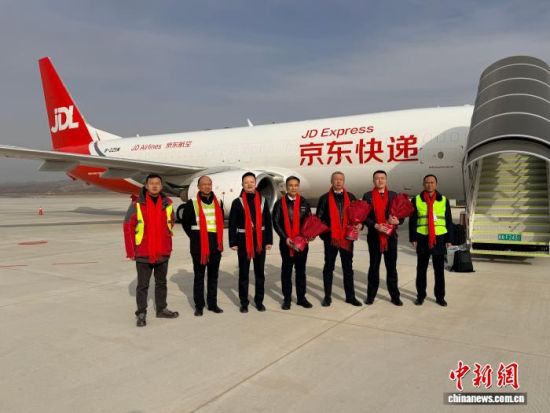 图为机组人员合影。安世冉 摄 图为机组人员合影。安世冉 摄