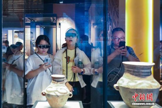 图为青少年佩戴AR眼镜在青海省博物馆参观。马铭言 摄 图为青少年佩戴AR眼镜在青海省博物馆参观。马铭言 摄