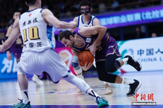 1月21日,2025-2026赛季中国男子篮球职业联赛(CBA)常规赛,北京控股队主场79:102负于浙江方兴渡队。图为北京控股队基兹林克(紫衣)在比赛中带球进攻。 中新社记者 韩海丹 摄 1月21日,2025-2026赛季中国男子篮球职业联赛(CBA)常规赛,北京控股队主场79:102负于浙江方兴渡队。图为北京控股队基兹林克(紫衣)在比赛中带球进攻。 中新社记者 韩海丹 摄