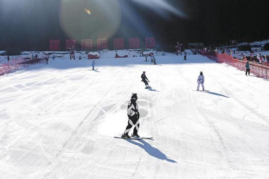 参赛队员在适应场地。陆广涛 王宥力 摄 参赛队员在适应场地。陆广涛 王宥力 摄