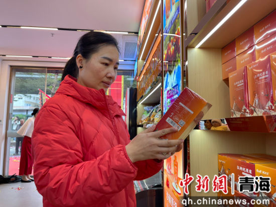 图为广州市民挑选产品。阿昕德 摄 图为广州市民挑选产品。阿昕德 摄