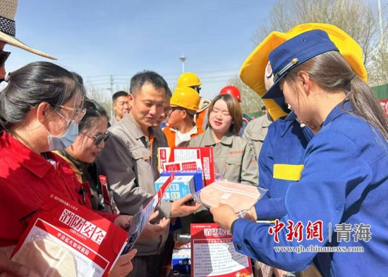 图为消防宣传人员深入辖区开展消防宣传工作。 李增辉摄 图为消防宣传人员深入辖区开展消防宣传工作。 李增辉摄