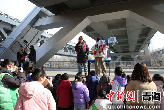 图为活动现场,工作人员为现场民众带来科普实验秀。马丽 摄 图为活动现场,工作人员为现场民众带来科普实验秀。马丽 摄