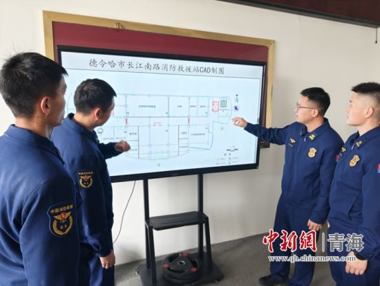 ͼΪʵ���ֳ���ѧԱ�ǽ����������⡣ ��������