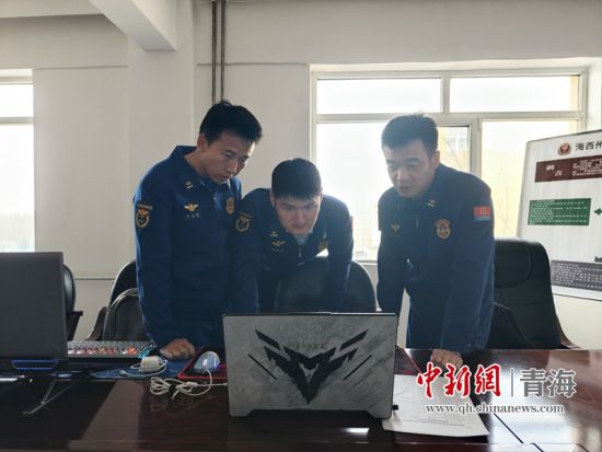 ͼΪʵ���ֳ���ѧԱ��רע�������������������������⡣ ��������