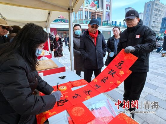 图为活动现场写对联。李隽 摄 图为活动现场写对联。李隽 摄