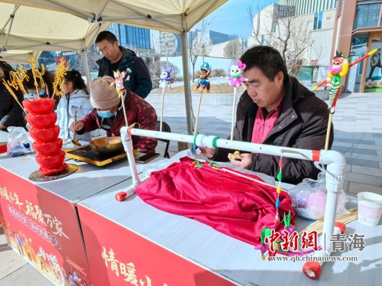 图为手艺人在现场捏面人。李隽 摄 图为手艺人在现场捏面人。李隽 摄