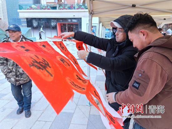 图为市民挑选对联。李隽 摄 图为市民挑选对联。李隽 摄