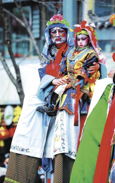 霍生军、霍启瑞父子同扮高跷角色“牛角”,儿子以父亲为榜样,传承同款扮相与技艺。霍生军 供图 霍生军、霍启瑞父子同扮高跷角色“牛角”,儿子以父亲为榜样,传承同款扮相与技艺。霍生军 供图