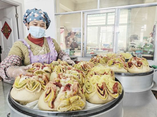 李贵姐刚做的花馍馍。 李贵姐刚做的花馍馍。