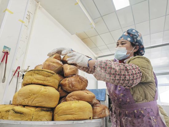 李贵姐正在摆放馍馍。记者 栾雨嘉 苏烽 摄 李贵姐正在摆放馍馍。记者 栾雨嘉 苏烽 摄