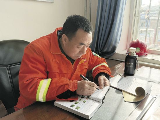 赵隆岳在记巡护日记。记者 李延平 摄 赵隆岳在记巡护日记。记者 李延平 摄