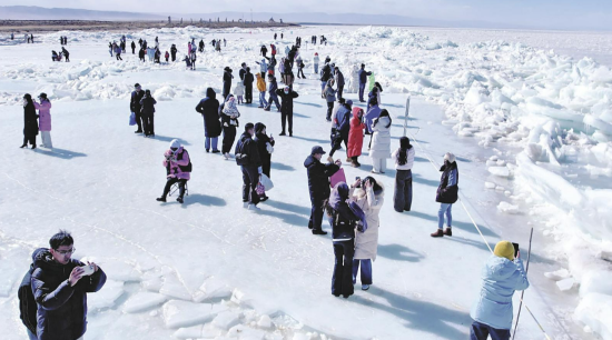 青海湖景区吸引众多游客。青海湖景区供图 青海湖景区吸引众多游客。青海湖景区供图