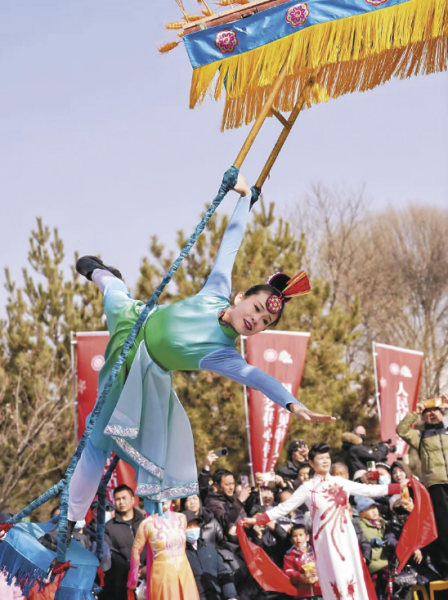 土族轮子秋表演。省文旅厅供图 土族轮子秋表演。省文旅厅供图