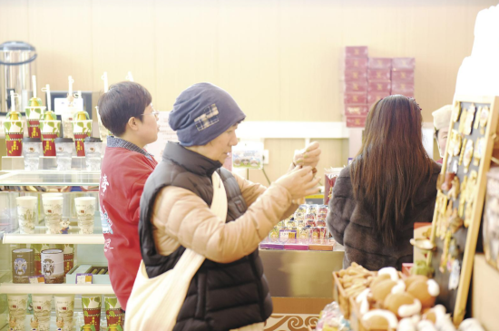 选购文创产品。 选购文创产品。