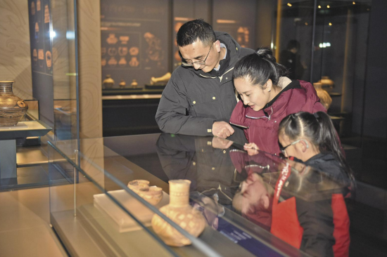 感受青海史前彩陶的魅力。 感受青海史前彩陶的魅力。