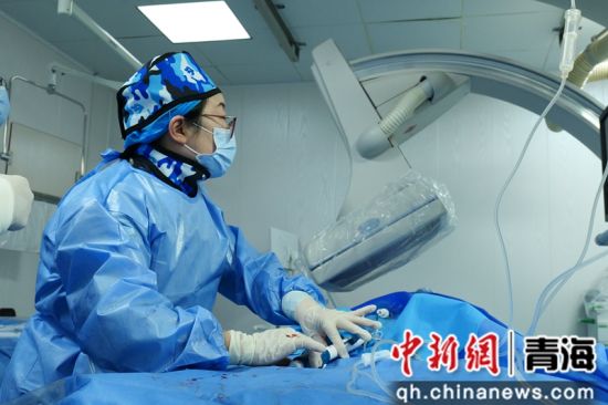 图为董红梅正在为患者做手术。刘洋摄 图为董红梅正在为患者做手术。刘洋摄