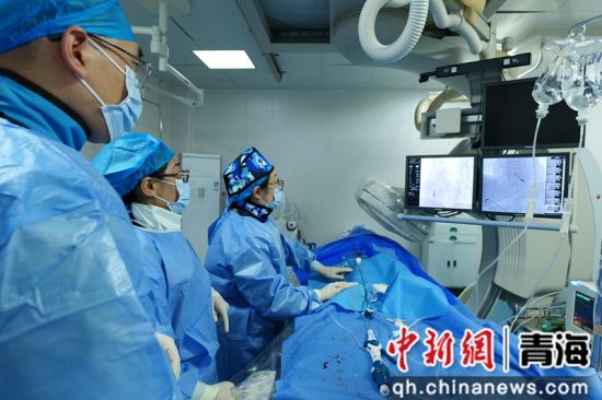 图为董红梅团队在手术中。刘洋摄 图为董红梅团队在手术中。刘洋摄