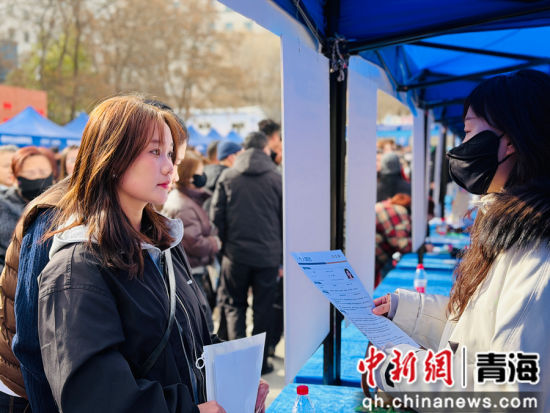 图为求职者进行询问。孙睿 摄 图为求职者进行询问。孙睿 摄