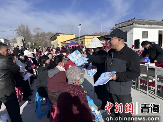 图为波航乡纳隆村宣讲工作队开展集中宣讲。 湟源县委宣传部供图 图为波航乡纳隆村宣讲工作队开展集中宣讲。 湟源县委宣传部供图