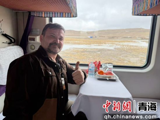 图为俄罗斯乘客尤里·扎哈罗采夫给列车工作人员点赞。 周金凤摄 图为俄罗斯乘客尤里·扎哈罗采夫给列车工作人员点赞。 周金凤摄