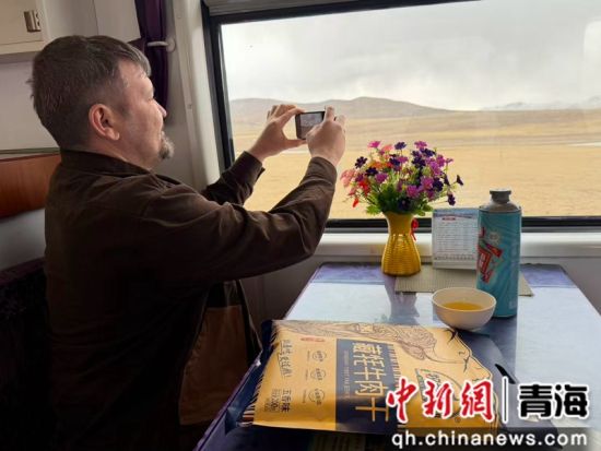 图为俄罗斯乘客尤里·扎哈罗采夫拍摄青藏铁路沿线风景。 周金凤摄 图为俄罗斯乘客尤里·扎哈罗采夫拍摄青藏铁路沿线风景。 周金凤摄