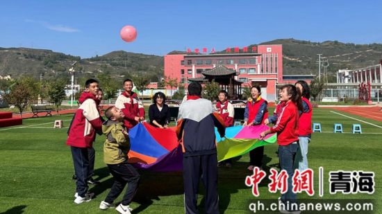 图为国网青海物资公司青年志愿者与大通特殊教育学校师生共同进行课外活动。国网青海物资公司供图 图为国网青海物资公司青年志愿者与大通特殊教育学校师生共同进行课外活动。国网青海物资公司供图