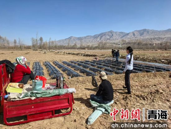 客户经理上门了解农户春耕资金需求情况。刘晓瑞 摄 客户经理上门了解农户春耕资金需求情况。刘晓瑞 摄